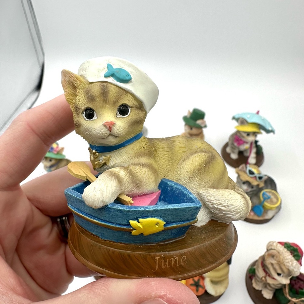 The Bradford Exchange Cat Purr-fect Perpetual Calendar Figures - Missing Jan - Picture 8 of 16